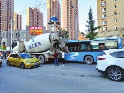 今日头条爆料车祸,惨烈车祸现场，多车连环相撞，伤亡情况令人揪心  第2张